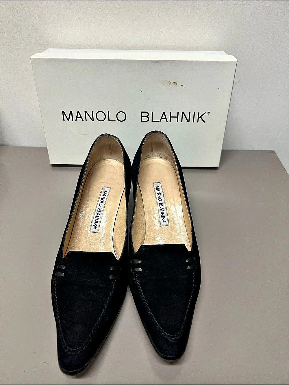 Manolo Blahnik Vedasto Suede Kitten Heel Pumps Black Suede Heels US 7.5